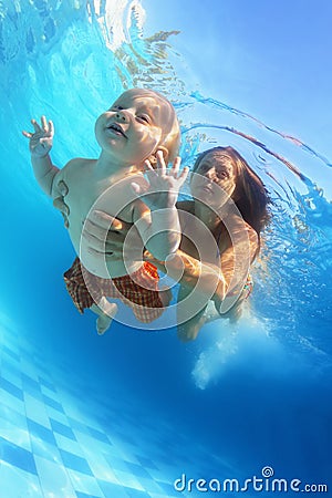 Mother with child swimming underwater in the pool Stock Photo