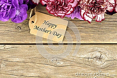 Mothers Day gift tag with flower top border on wood Stock Photo