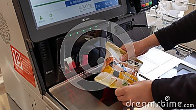 Motie van het koekje van het vrouwenaftasten bij zelf-controle uit in tegenovergestelde richting stock footage Motie van het koekje van het vrouwenaftasten bij zelf-controle uit in tegenovergestelde richting stock footage