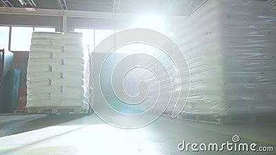 Moto di vista dal basso lungo i mucchi della borsa ed il carrello elevatore di azionamento stock footage Moto di vista dal basso lungo i mucchi della borsa ed il carrello elevatore di azionamento stock footage