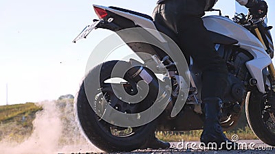 Motorrad Beginnt Die Bewegung Rad Des Motocrosses Fahren Das Beginnen Zu Spinnen Und Das Treten Oben Gerieben Oder Schmutz Rad La Stock Video Video Von Beginnt Schmutz