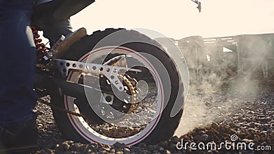 Motorradfahrer Der Reifen Burnout In Der Wuste Zeitlupe Tut Berufsmotorradfahrerantrieb Und Einschaltung Ein Motorrad Auf Dem Stock Footage Video Von Burnout Motorrad