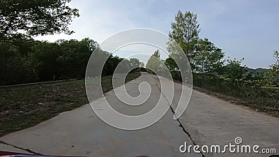 Motorradfahrt durch die Landseite bei Ko Yao Noi stock video Motorradfahrt durch die Landseite bei Ko Yao Noi stock video