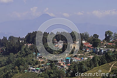 mountain village and terrace farming on slopes of himalayan foothills near darjeeling hill station Stock Photo