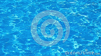 Mouvement lent de la surface bleue et lumineuse de l'eau d'ondulation dans la piscine avec la réflexion du soleil, plein HD banque de vidéos Mouvement lent de la surface bleue et lumineuse de l'eau d'ondulation dans la piscine avec la réflexion du soleil, plein HD banque de vidéos