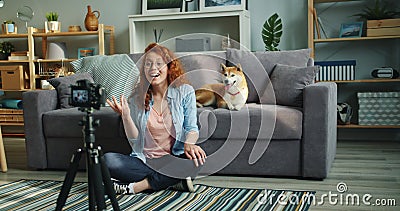 Mouvement lent de vidéo de enregistrement de vlogger femelle à la maison avec le chien mignon banque de vidéos Mouvement lent de vidéo de enregistrement de vlogger femelle à la maison avec le chien mignon banque de vidéos