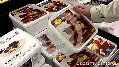 Movimento dos povos que selecionam mini eclairs das papoilas vídeos de arquivo Movimento dos povos que selecionam mini eclairs das papoilas vídeos de arquivo