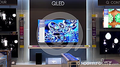 Movimiento de la exhibición TV en venta almacen de video Movimiento de la exhibición TV en venta almacen de video
