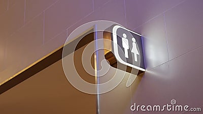Movimiento del logotipo del servicio del hombre y de la mujer en la pared almacen de video Movimiento del logotipo del servicio del hombre y de la mujer en la pared almacen de video