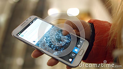 A moça olha o close up das fotos das aplicações e do olhar do telefone celular 4K 30fps ProRes video estoque A moça olha o close up das fotos das aplicações e do olhar do telefone celular 4K 30fps ProRes video estoque