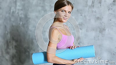 Muchacha hermosa joven con la sonrisa de la estera de la yoga almacen de metraje de vídeo Muchacha hermosa joven con la sonrisa de la estera de la yoga almacen de metraje de vídeo