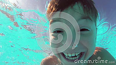 Muchacho en piscina Muchacho en piscina