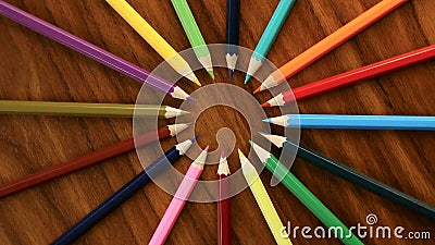 Muitos lápis coloridos revolvem em um círculo em um fundo de madeira preto Escritório do conceito ou escola, dia do conhecimento, Muitos lápis coloridos revolvem em um círculo em um fundo de madeira preto Escritório do conceito ou escola, dia do conhecimento,