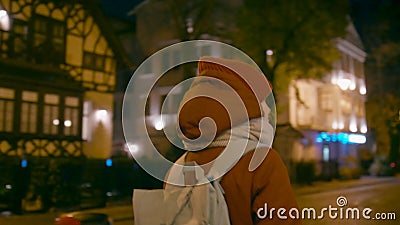 Mujer camina por la calle City tarde o noche en otoño o invierno almacen de metraje de vídeo Mujer camina por la calle City tarde o noche en otoño o invierno almacen de metraje de vídeo