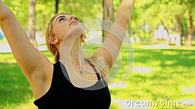 Mujer joven del mediados de tiro que hace yoga en parque metrajes Mujer joven del mediados de tiro que hace yoga en parque metrajes