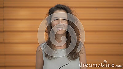 Mujer joven hermosa que saca las gafas de sol, la sonrisa y la risa almacen de metraje de vídeo Mujer joven hermosa que saca las gafas de sol, la sonrisa y la risa almacen de metraje de vídeo