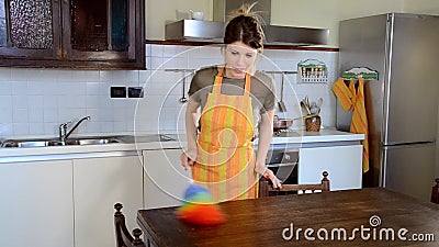 Ama De Casa Joven Que Limpia Los Muebles En La Cocina Metrajes Video De Housewife Apartamento 42151846