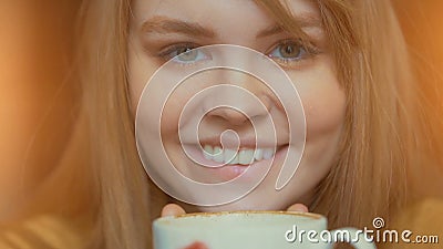 Mujer linda sonriente que sostiene la taza de café caliente en manos Inhalación del aroma y relajación almacen de metraje de vídeo Mujer linda sonriente que sostiene la taza de café caliente en manos Inhalación del aroma y relajación almacen de metraje de vídeo