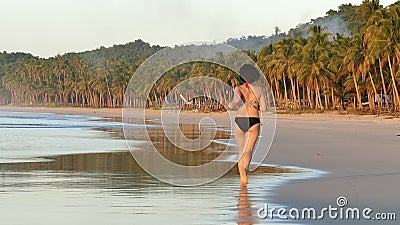 Mujer que activa en la playa en la puesta del sol hermosa almacen de metraje de vídeo Mujer que activa en la playa en la puesta del sol hermosa almacen de metraje de vídeo