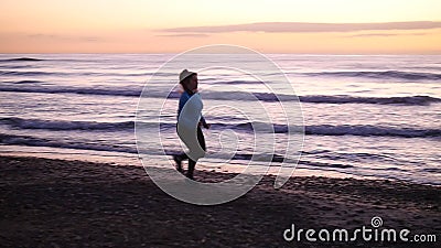 Mujer que corre en la playa en la puesta del sol Concepto de la aptitud almacen de metraje de vídeo Mujer que corre en la playa en la puesta del sol Concepto de la aptitud almacen de metraje de vídeo