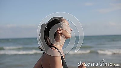 Mujer que corre solamente en la puesta del sol hermosa en la playa almacen de metraje de vídeo Mujer que corre solamente en la puesta del sol hermosa en la playa almacen de metraje de vídeo