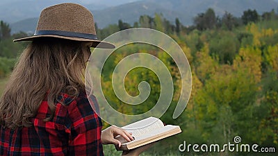 Mujer que lee el libro almacen de metraje de vídeo Mujer que lee el libro almacen de metraje de vídeo