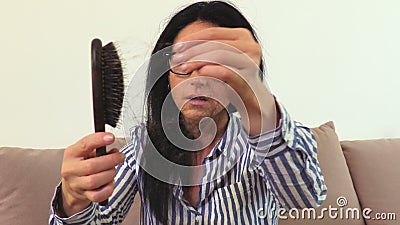 Mujer que mantiene el peine con el pelo disponible Concepto de la pérdida de pelo Mujer que mantiene el peine con el pelo disponible Concepto de la pérdida de pelo