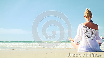 Mujer rubia joven que hace yoga en la playa Mujer rubia joven que hace yoga en la playa