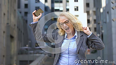 Mulher de negócio entusiasmado que comemora o telefone de fala exterior, promoção do sucesso do trabalho vídeos de arquivo Mulher de negócio entusiasmado que comemora o telefone de fala exterior, promoção do sucesso do trabalho vídeos de arquivo