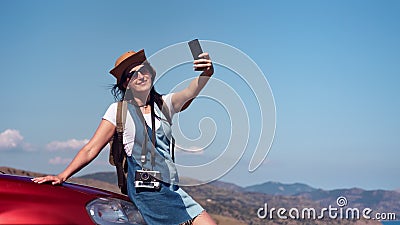 Mulher de sorriso bronzeada bonita do curso que aprecia as férias que tomam o selfie usando o smartphone tiro médio filme Mulher de sorriso bronzeada bonita do curso que aprecia as férias que tomam o selfie usando o smartphone tiro médio filme