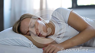 Mulher deprimida sustentada acima no descanso na cama Mulher deprimida sustentada acima no descanso na cama
