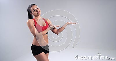 A mulher desportiva da aptidão que joga com mãos e ele finge ter algo em sua mão 4K video estoque A mulher desportiva da aptidão que joga com mãos e ele finge ter algo em sua mão 4K video estoque