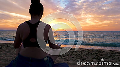 Mulher na silhueta na ioga praticando da praia video estoque Mulher na silhueta na ioga praticando da praia video estoque