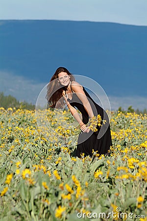 Resultado de imagem para foto mulher em meio a flores do campo