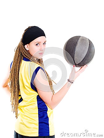 Mulher nova que joga o jogo com basquetebol