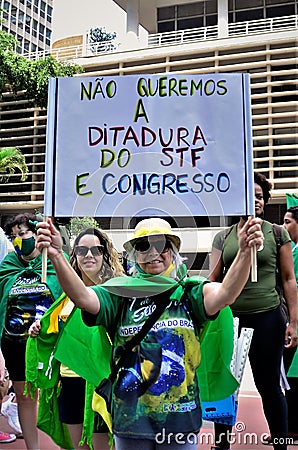 Mulher patriota segurando uma placa: `NÃ£o queremos a ditadura do Supremo Tribunal Federal e do Congresso!` Editorial Stock Photo