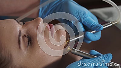 Mulher que obtém a terapia de oxigênio em um salão de beleza vídeos de arquivo Mulher que obtém a terapia de oxigênio em um salão de beleza vídeos de arquivo
