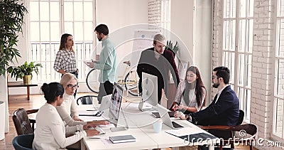 Multiculturele bedrijfsmensengroep die in het moderne collectief bureau samenwerken stock video Multiculturele bedrijfsmensengroep die in het moderne collectief bureau samenwerken stock video