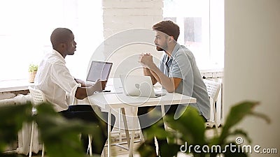 Multiracial partnera handshaking robi dobrej transakci w wygodnym loft biurze Multiracial partnera handshaking robi dobrej transakci w wygodnym loft biurze