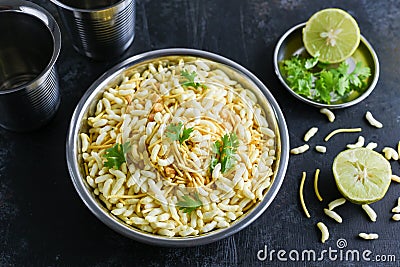 Murmura spicy puffed rice, pori Jhal Muri, Borugulu and lemon, in Tamil nadu Karnataka, India. Stock Photo