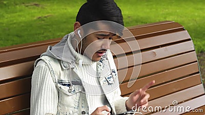 Musica d'ascolto dello studente dell'uomo stock footage Musica d'ascolto dello studente dell'uomo stock footage