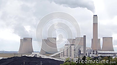 Mutamento climatico nell'azione dalla centrale nucleare Le nuvole Billowing di inquinamento raggiungono per il cielo nuvoloso archivi video Mutamento climatico nell'azione dalla centrale nucleare Le nuvole Billowing di inquinamento raggiungono per il cielo nuvoloso archivi video