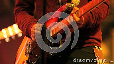 Muzyk bawić się gitarę Muzyk bawić się gitarę