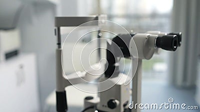 Máquina borrosa del biomicroscope en oficina del oftalmólogo Máquina borrosa del biomicroscope en oficina del oftalmólogo