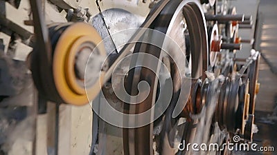 Máquina para produção de winterizer sintético Rotação de peças em fábrica Fábrica moderna, elementos de trabalho video estoque Máquina para produção de winterizer sintético Rotação de peças em fábrica Fábrica moderna, elementos de trabalho video estoque
