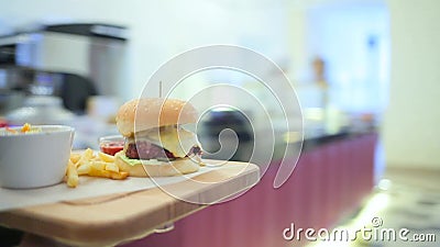 Mädchenkellner liefert den Burger Mädchenkellner liefert den Burger
