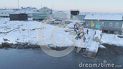 Människor arbetar med pier på polarstationen i Antarktis - Vernadsky Vy över robotarm lager videofilmer Människor arbetar med pier på polarstationen i Antarktis - Vernadsky Vy över robotarm lager videofilmer