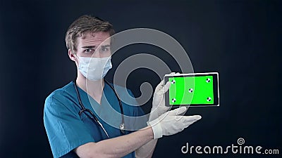 Männliche Doktorholding, digitale Tablette der Vertretung mit grünem Schirm stock video footage Männliche Doktorholding, digitale Tablette der Vertretung mit grünem Schirm stock video footage