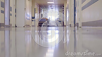Männlicher Doktor Walking durch die lange Halle stock footage Männlicher Doktor Walking durch die lange Halle stock footage