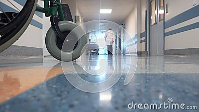 Männlicher Doktor Walking durch die lange Halle im Krankenhaus stock footage Männlicher Doktor Walking durch die lange Halle im Krankenhaus stock footage